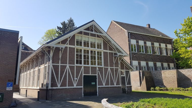 Interieur van Grote zaal in Wijkgebouw De Schakel