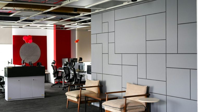 Interieur van Grote zaal in Wijkgebouw De Kade
